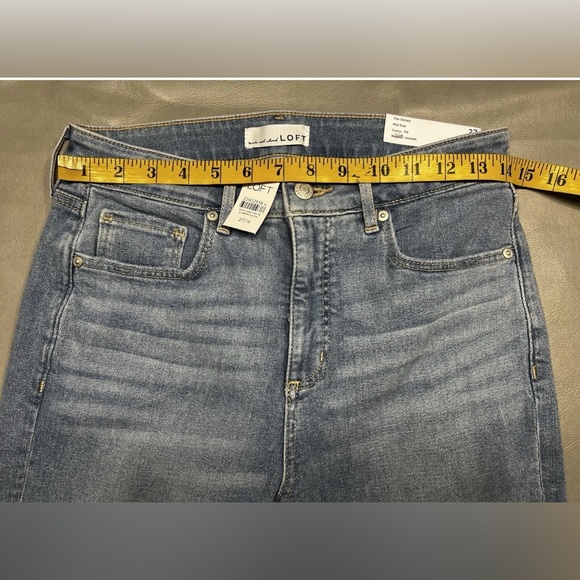 LOFT Curvy Frayed Mid Rise Skinny Jeans Authentic Light Indigo Wash Size 27/4 - Picture 8 of 10